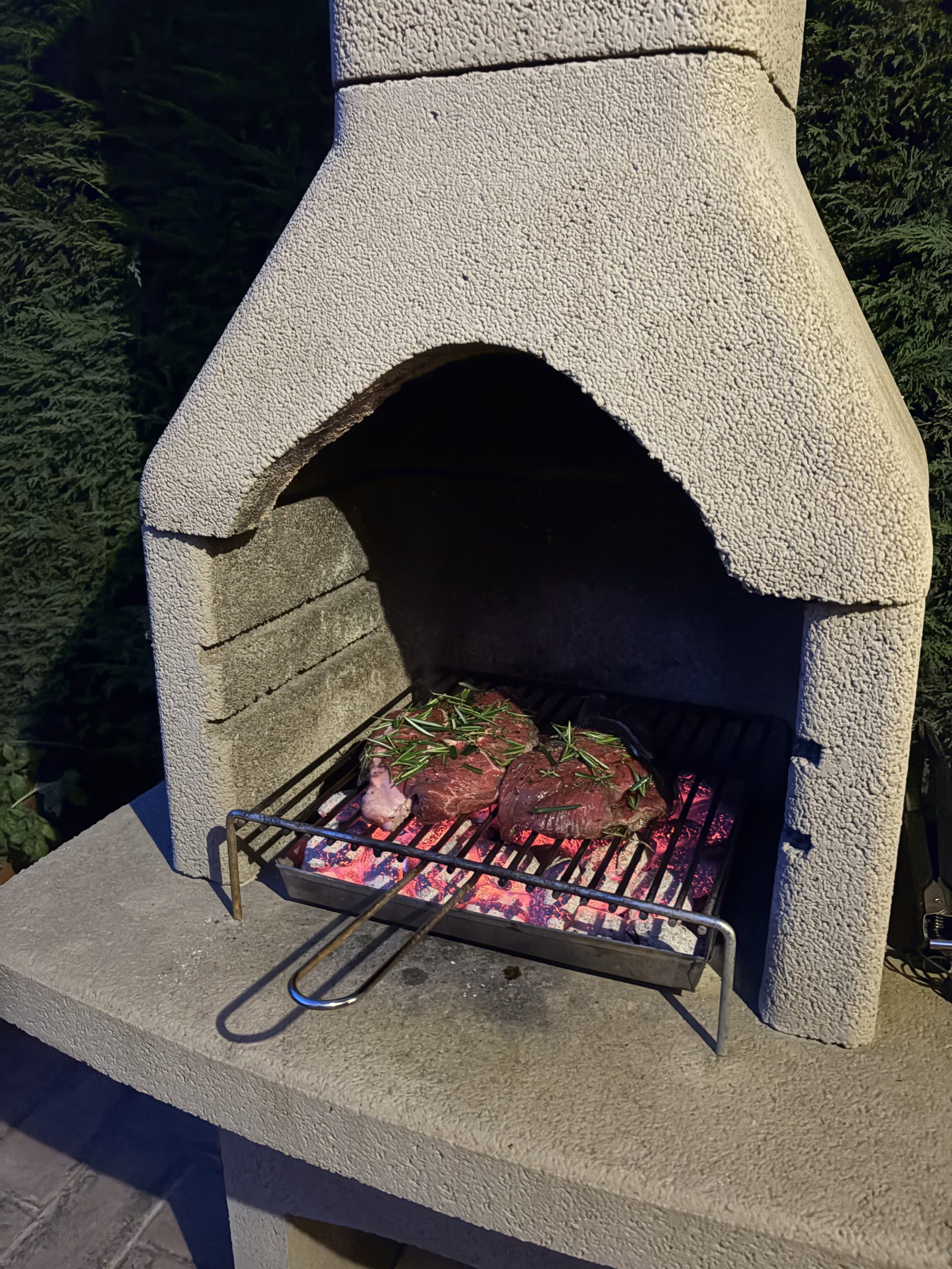 Grill a Florentine steak on the terrace Barbecue grill