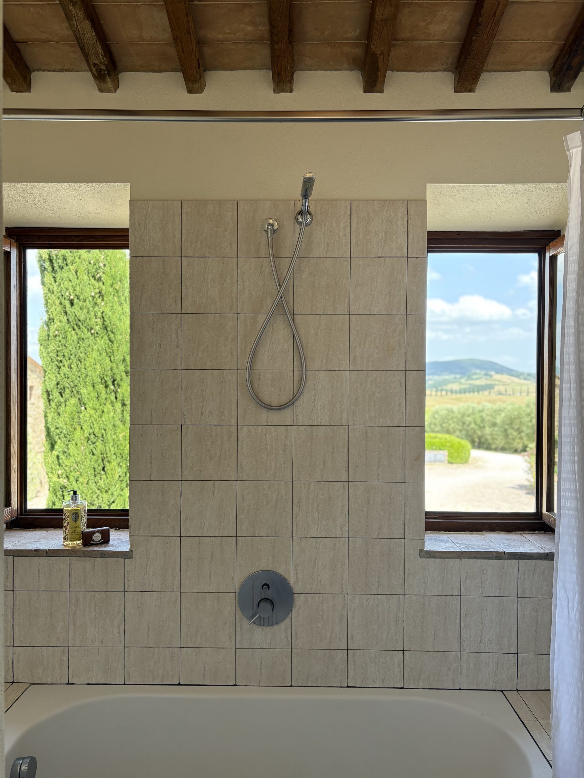 Master Bathtub/Shower